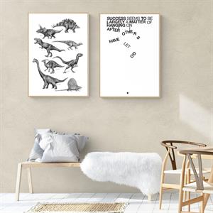 Miljøbillede af plakater med dinosaurer og tekst