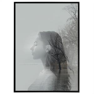 Plakat af kvinde med lukkede øjne der nyder naturen