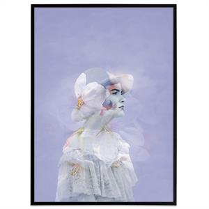 Plakat med kvinde der har blomster omkring sig og lilla baggrund