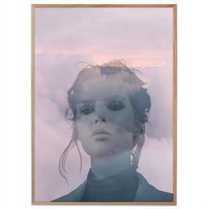 plakat af kvinde med lyserøde skyer som baggrund