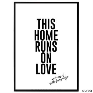 Plakat - this home runs on love. And cups of really strong coffee